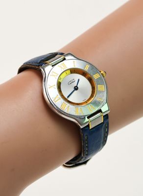 le poignet d'une femme qui porte une montre