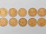 gros plan d'un paquet de pièces d'or sur une surface blanche