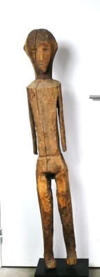 Grande statue en bois érodé mi-dur à patine naturelle d’inte…