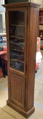 un grand meuble en bois surmonté d'une horloge