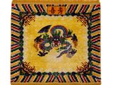 une tapisserie jaune ornée d'un dragon et de fleurs