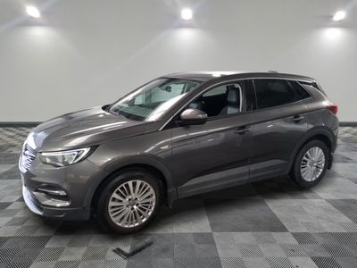 le SUV gris est garé sur le sol en damier d'un garage