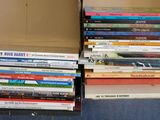 plusieurs livres empilés sur une étagère
