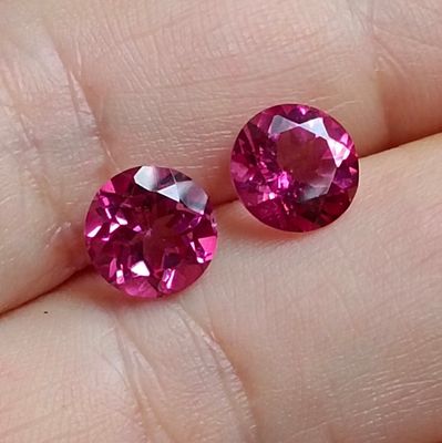 une paire de tourmalines roses ornant le doigt d'une personne