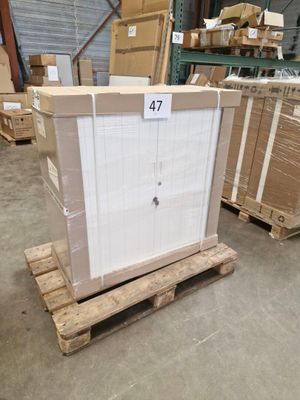 Les cartons et les palettes sont empilés sur des palettes dans un entrepôt