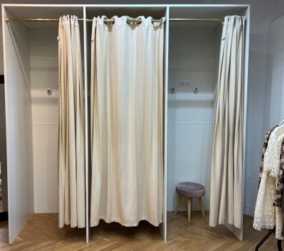 une photo d'un dressing avec des rideaux