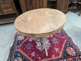 une table en bois avec un plateau en bois posée sur un tapis