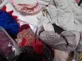 une pile de vêtements posée sur un lit