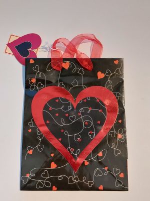 un sac noir orné d'un cœur rouge