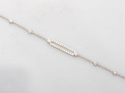 un gros plan d'une chaîne en argent ornée d'un seul diamant