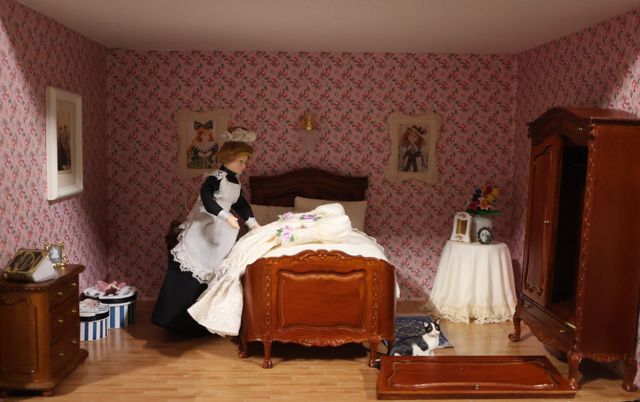Diorama. Composition miniature, dans une vitrine en bois, vitre e...