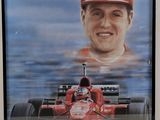 la photo d'une photo représentant un homme dans une voiture de course