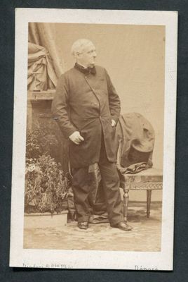 une vieille photo d'un homme en costume-cravate