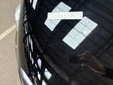 a sticker on the hood of a car that says vauto