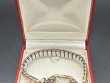une photo d'une montre-bracelet pour femme dans un coffret rouge