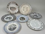 plusieurs assiettes avec différents motifs et dessins sur une table