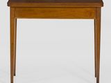 une petite table avec un plateau en bois sur fond blanc