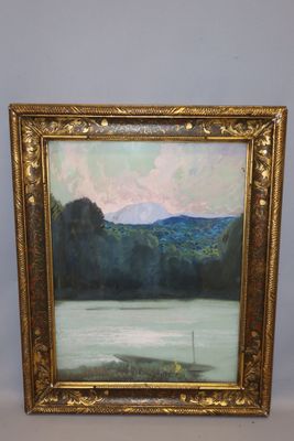 une peinture à l'huile représentant un lac et des montagnes, dans un cadre doré