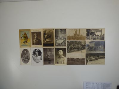 de nombreux tableaux accrochés au mur d'une pièce où sont accrochés des tableaux