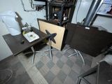une petite table sur laquelle est posée une photo, avec des toilettes en arrière-plan