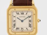 gros plan d'une montre-bracelet avec des chiffres romains