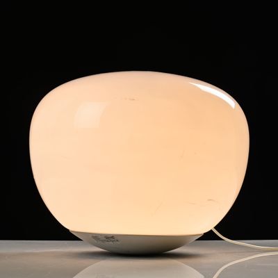 gros plan d'une lampe sur une table à fond noir