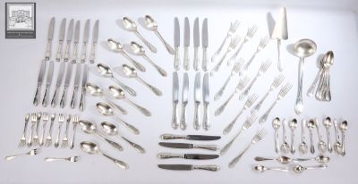 beaucoup de cuillères et de couteaux en argent sur la table