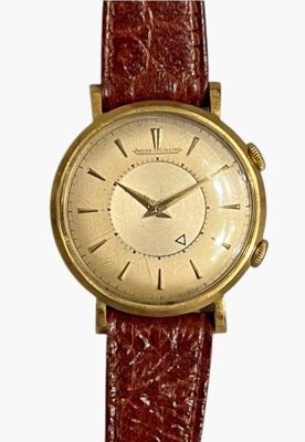 une image d'un gros plan d'une montre-bracelet sur un fond blanc