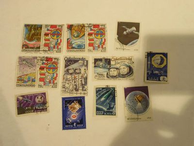 beaucoup de timbres accrochés au mur