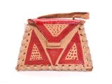 porte-monnaie en cuir orné d'un motif rouge et beige sur fond blanc