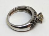 Gros plan sur une bague en argent ornée d'un diamant