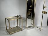 une paire de tables d'appoint en laiton et en verre et un miroir sur fond blanc