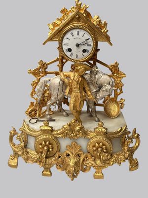 une horloge en or sur laquelle figure un homme à cheval