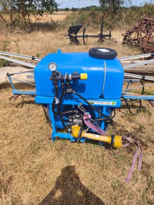 une machine bleue qui est posée dans l'herbe