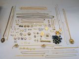 de nombreux types de bijoux sont exposés sur la table