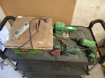 un petit chariot sur lequel sont posés des outils