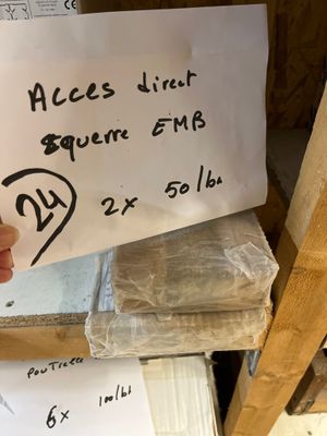 une personne tenant un bout de papier sur lequel est écrit quelque chose
