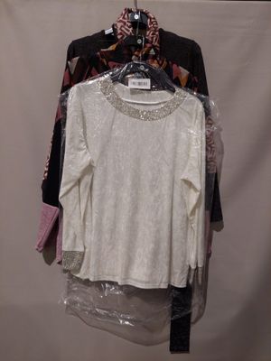 une chemise blanche suspendue à un portant dans une pièce