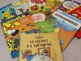 une pile de livres pour enfants posée sur une table