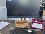 une image représentant un bureau avec un écran d'ordinateur et un clavier