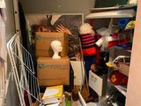 un placard rempli de cartons et de vêtements