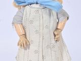 poupée en porcelaine représentant une petite fille blonde vêtue d'une robe blanche et d'un foulard bleu