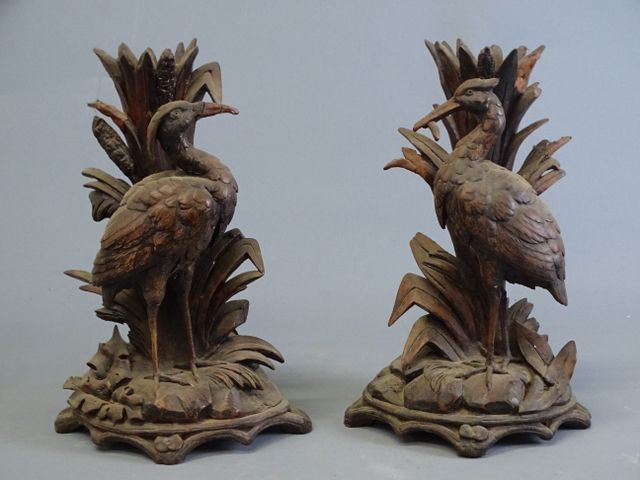 Paire de flambeaux en bois sculpté à décor de hérons. H : 32