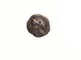 une vieille pièce de monnaie sur laquelle figure la tête d'une femme, sur un fond blanc