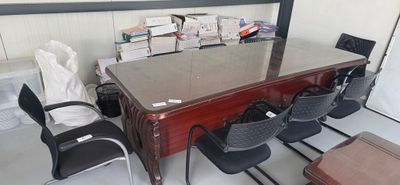 une table et des chaises dans une pièce encombrée