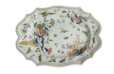 une image représentant une assiette décorative ornée de fleurs et d'oiseaux