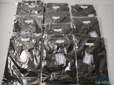 beaucoup de t-shirts noirs posés sur une table blanche