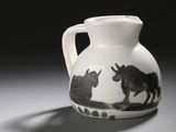 un vase noir et blanc orné d'une image représentant deux chevaux