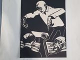 une image représentant un dessin en noir et blanc d'un homme en costume