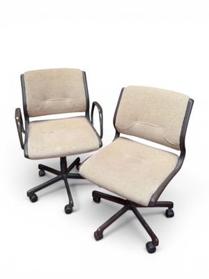 paire de fauteuils de bureau datant du milieu du siècle, avec accoudoirs rembourrés et repose-pieds